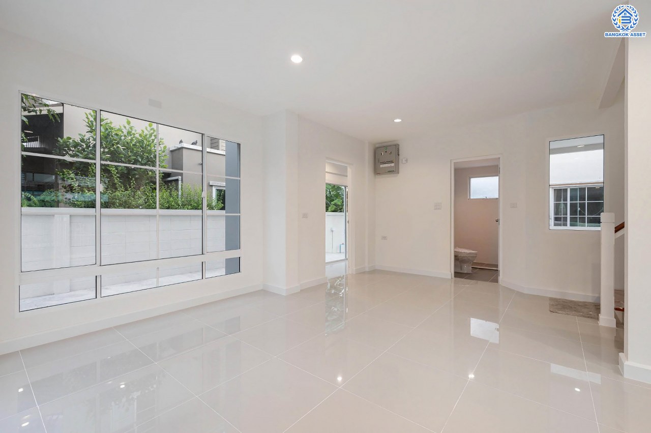 บ้านมือสองตกแต่งใหม่ โครงการ ชลลดา วัดลาดปลาดุก คุณภาพระดับ L&H บนเนื้อที่ 52.5 ตร.ว. พร้อมฟังก์ชัน 3 ห้องนอน 2 ห้องน้ำ จอดรถได้ 1 คัน บนทำเลศักยภาพ เพียง 15 นาทีถึงเซ็นทรัลเวสท์เกต ใกล้รถไฟฟ้าสายสีม่วง "สถานีคลองบางไผ่"